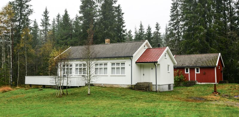 Fil:Ljosland skulehus Iveland 290917.jpg