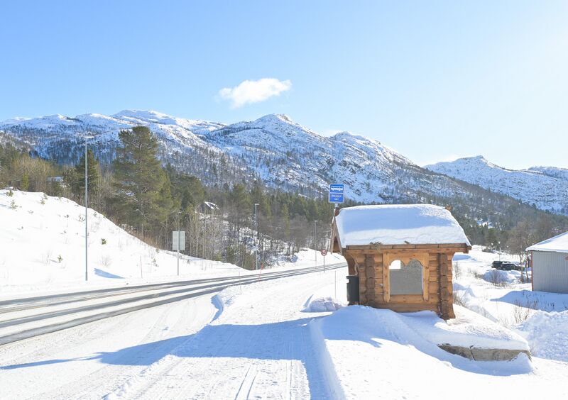 Fil:Hovden sør bussholdeplass 210226.jpg