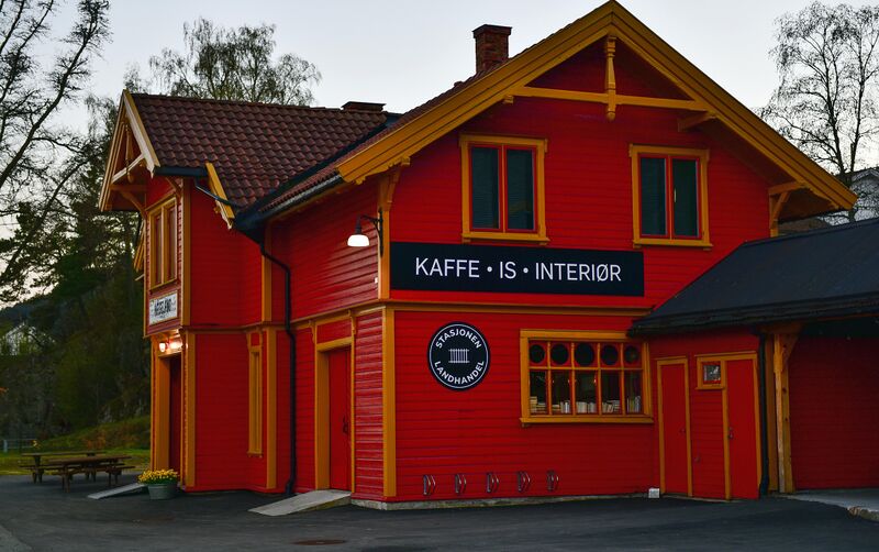 Fil:Hægeland stasjon 220319.jpg