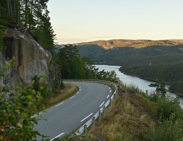 Fil:Eikerapsvegen 210825.jpg