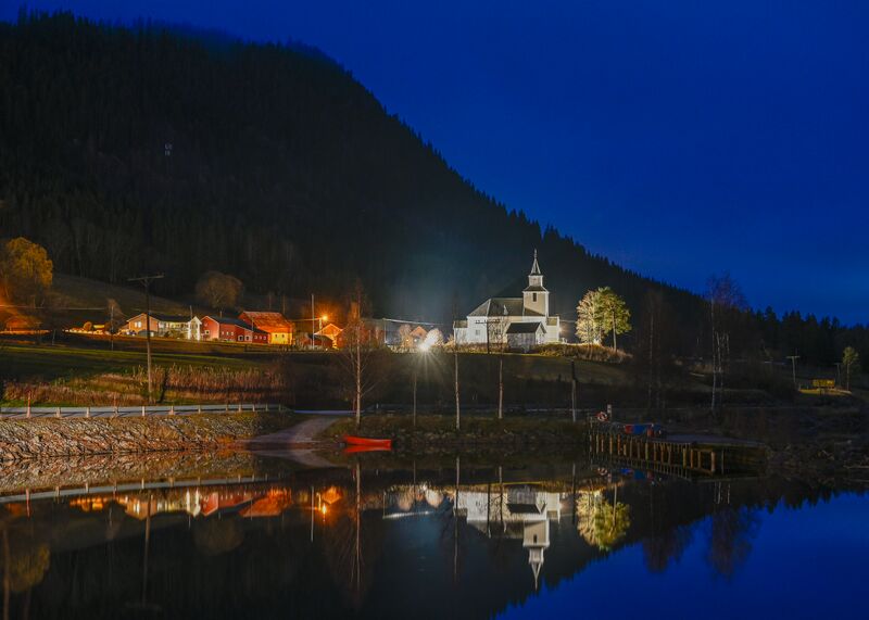 Fil:Sandnes kyrkje Åraksbø 081125.jpg