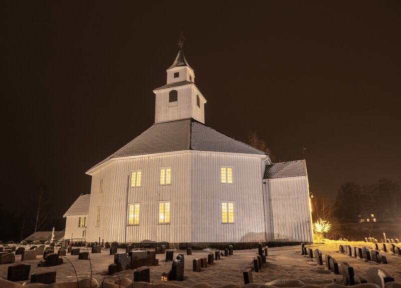 Fil:Hornnes kyrkje 101223.jpg