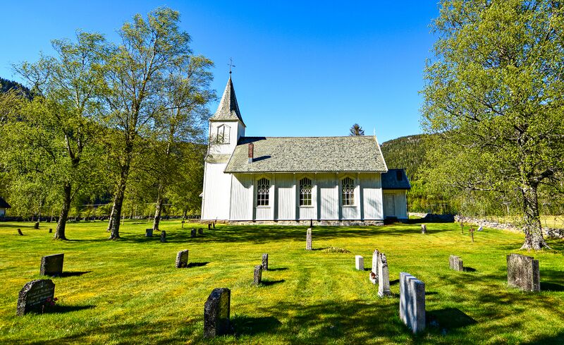 Fil:Austad kyrkje Tveit 150516-2.jpg