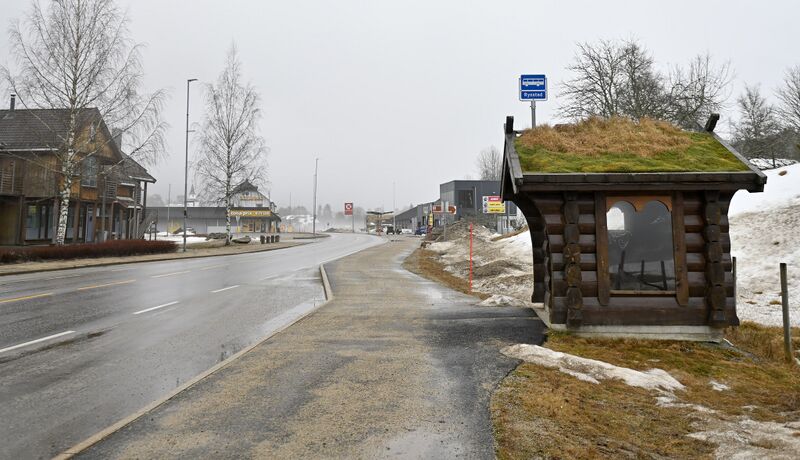 Fil:Rysstad bussholdeplass 170326.jpg