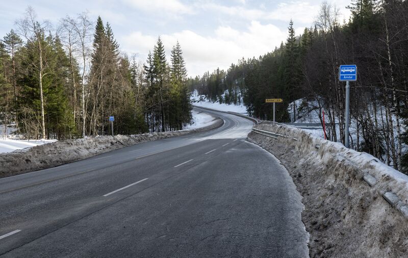 Fil:Åmdal bussholdeplass Hægeland 270226.jpg