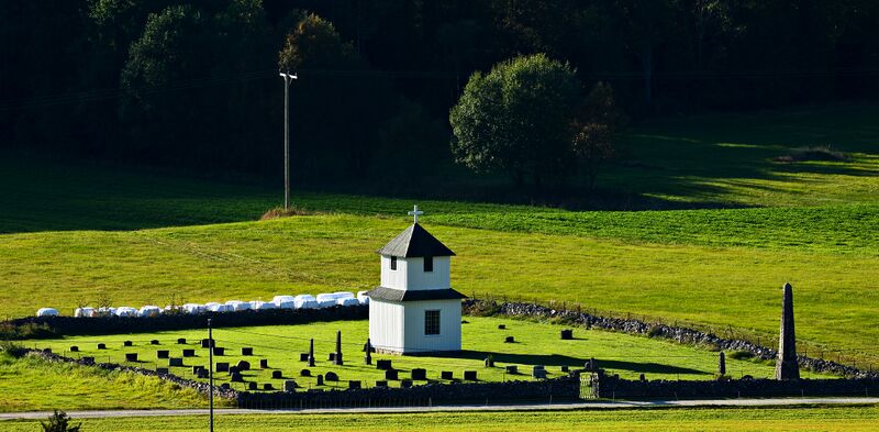 Fil:Austad gamle kyrkjegard 170916.jpg